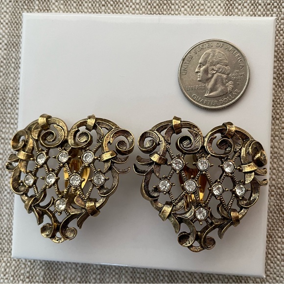 Vintage 1990’s Barrera for Avon open heart scroll antique gold clip on earrings. - Picture 12 of 12